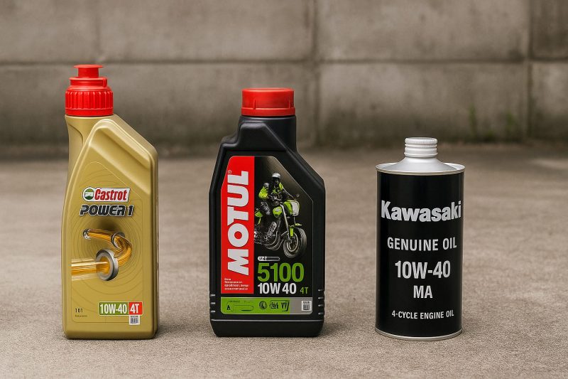 カストロール、モチュール、カワサキ純正オイルの3種類のエンジンオイルを横一列に並べ、250TRに適したおすすめ銘柄をリアルに表現した16:9構図の写真。