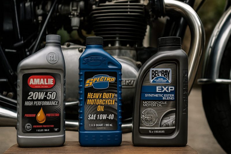 クラシックバイク用の3種類のモーターオイル容器を木製作業台に並べ、背後にカワサキWシリーズのエンジンが見えるフォトリアルな16:9構図の写真。金属の反射と自然光がリアルに表現されている。